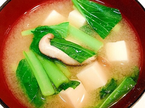しっかり鉄分補給♪椎茸と小松菜の生姜入り味噌汁